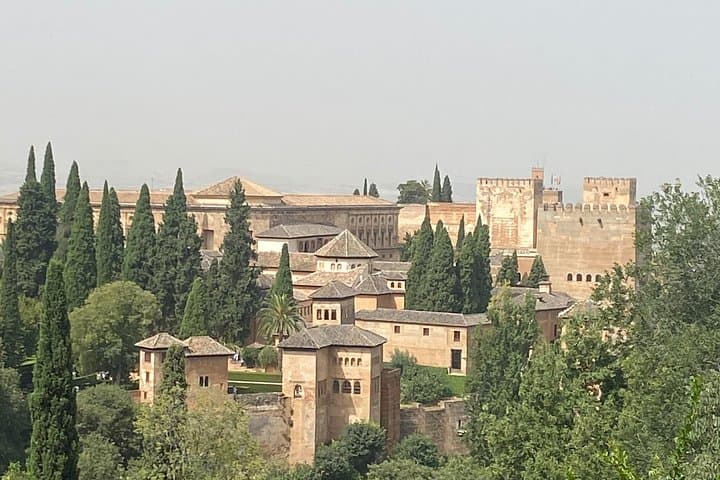 Tour en grupo de La Alhambra, Generalife, Alcazaba, Carlos V