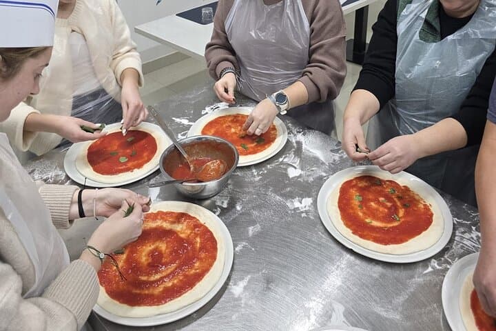 Pizza-Teig und San Marzano Soße Kochkurs in Neapel — Foto 3