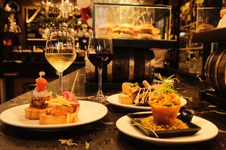 Authentische Food Tour in Bilbao mit 9 Pintxos und lokalen Getränken — Foto 3