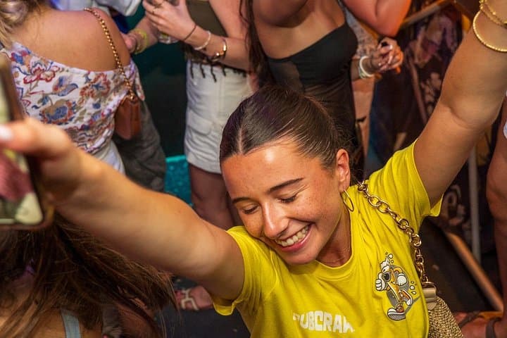Divertente Pub Crawl a Nizza con Shot Gratuiti e Ingresso in Nightclub