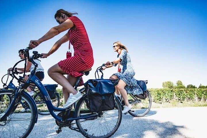 Tour en bicicleta eléctrica por Saint-Emilion con catas de vino y almuerzo — foto 2
