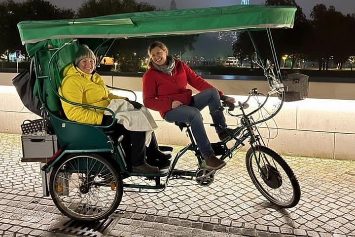 Berlín por la Tarde: Tour Privado en Rickshaw durante la Hora Dorada/Luces de la Ciudad — foto 2