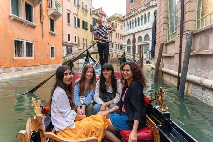 Gita in Gondola Semi Privata di 30 Minuti attraverso Venezia