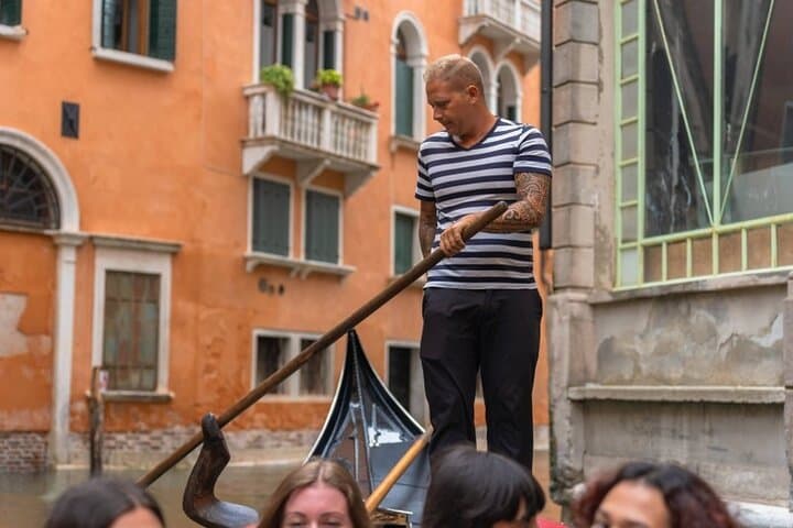 Gita in Gondola Semi Privata di 30 Minuti attraverso Venezia — foto 2