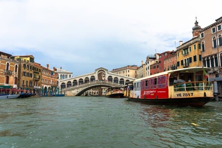 Gita in Gondola Semi Privata di 30 Minuti attraverso Venezia — foto 3