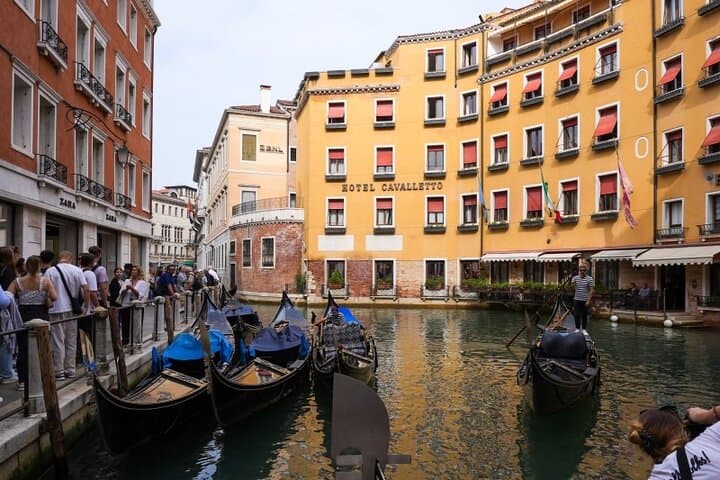 Gita in Gondola Semi Privata di 30 Minuti attraverso Venezia — foto 5