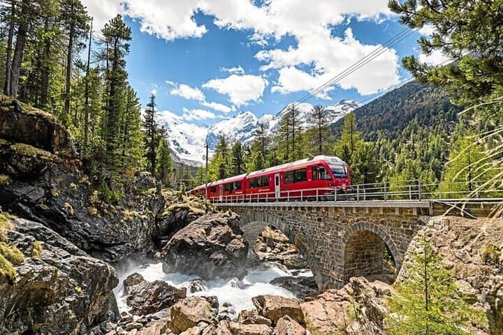 Excursion d'une journée en train Bernina et à St. Moritz depuis Milan