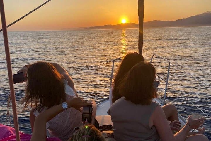 Segeln bei Sonnenuntergang entlang der Klippen von Maro-Compartida — Foto 5