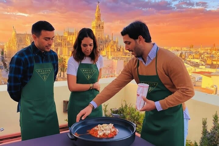 Sevilla: Paella-Kurs auf der Dachterrasse in kleiner Gruppe mit Sangria-Paarung — Foto 2