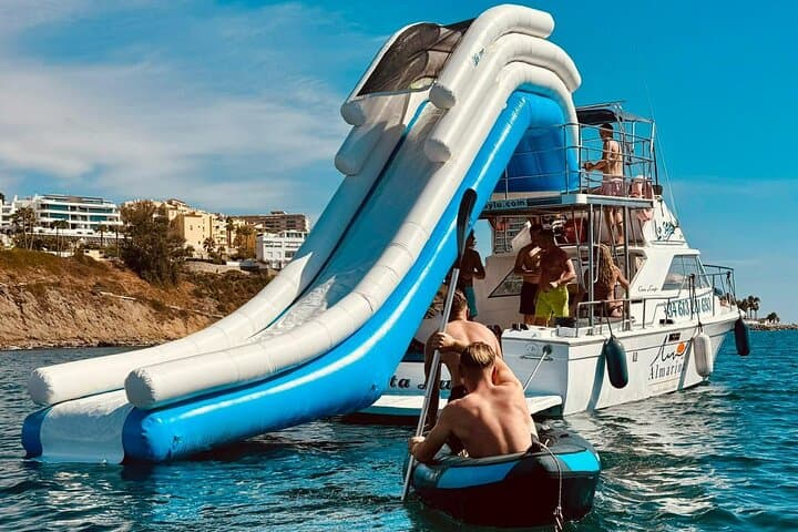 Excursion en bateau avec snorkeling, toboggan, déjeuner et prise en charge