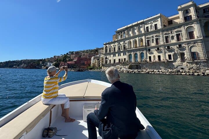 Esperienza in barca lungo la costa di Napoli
