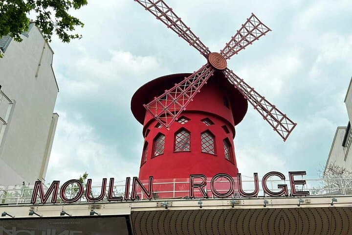 Privater Hin- und Rücktransfer von Ihrem Hotel zum Moulin Rouge