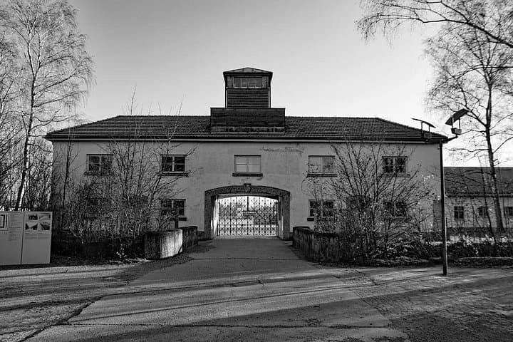 Dachau-Gedenkstätte und Stadtführung ab München