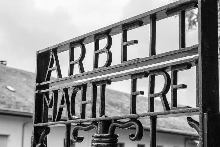 Dachau-Gedenkstätte und Stadtführung ab München — Foto 3