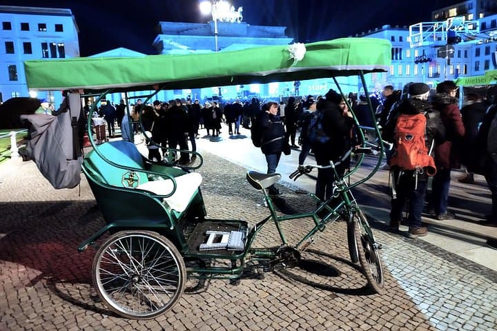 Berlín por la Tarde: Tour Privado en Rickshaw durante la Hora Dorada/Luces de la Ciudad — foto 4