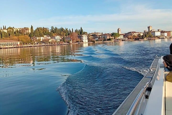 Verona & Gardasee mit Bootsfahrt: Ganztägige Tour ab Mailand — Foto 3