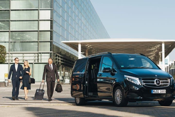 Transfert privé aller-retour vers les aéroports de Paris – CDG &amp; Orly — photo 1