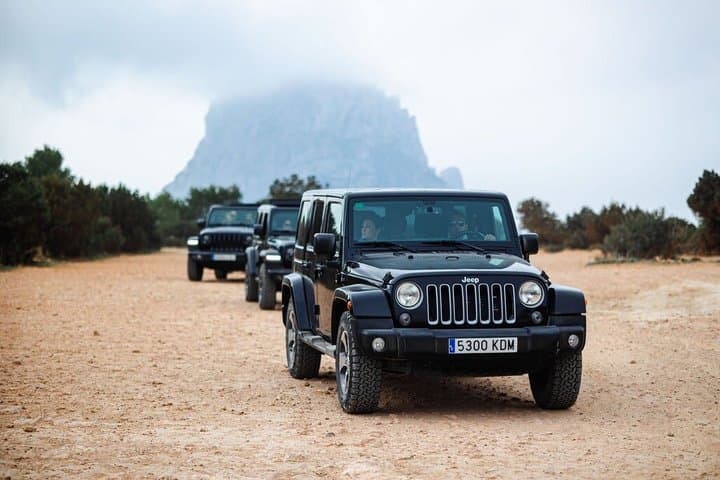 Tour Privado en Jeep Wrangler en Ibiza con Almuerzo en la Playa