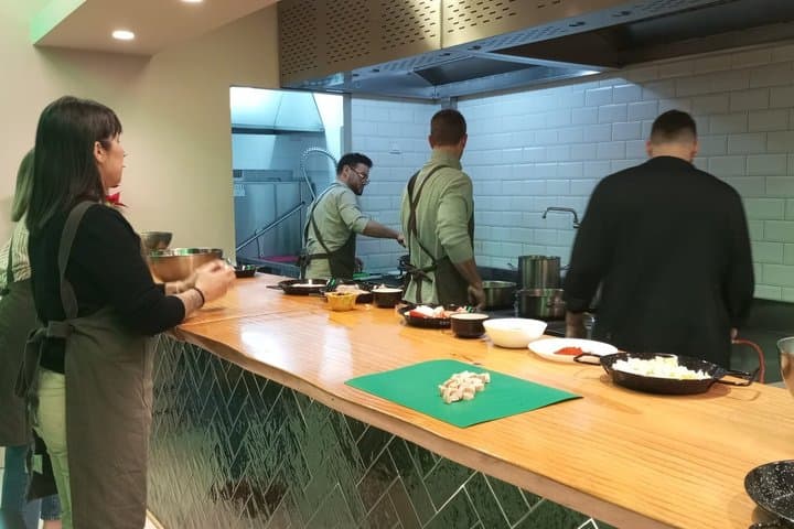 Paella-Workshop mit Marktbesuch und Olivenölverkostung — Foto 3