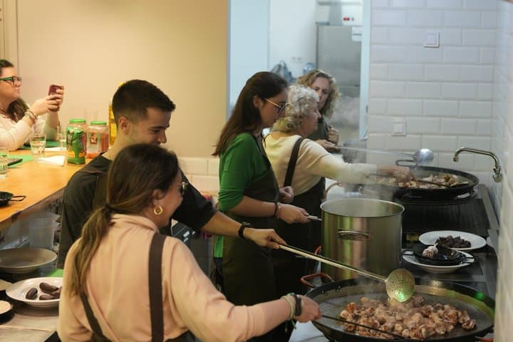 Paella-Workshop mit Marktbesuch und Olivenölverkostung — Foto 5