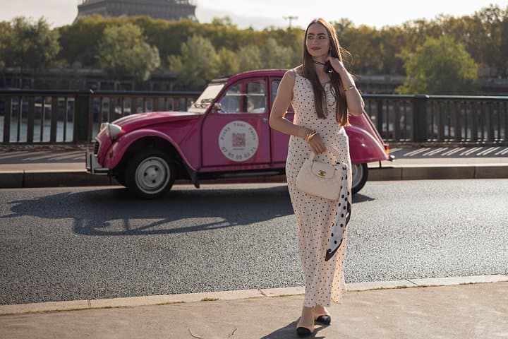 Emily in Paris Tour - im pinken Citroën 2CV — Foto 5