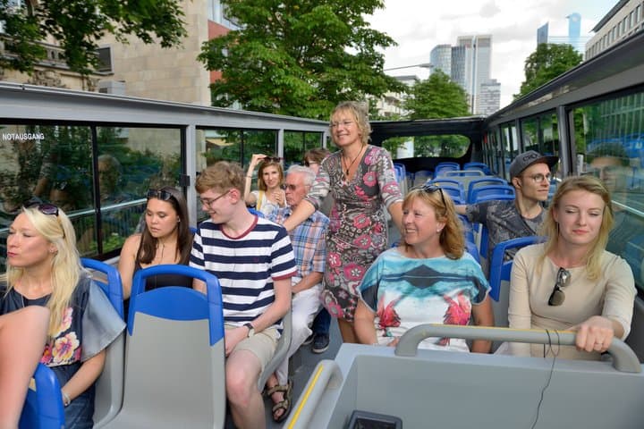 Frankfurter Skyline Stadtrundfahrt mit Hop-on Hop-off Erlebnis