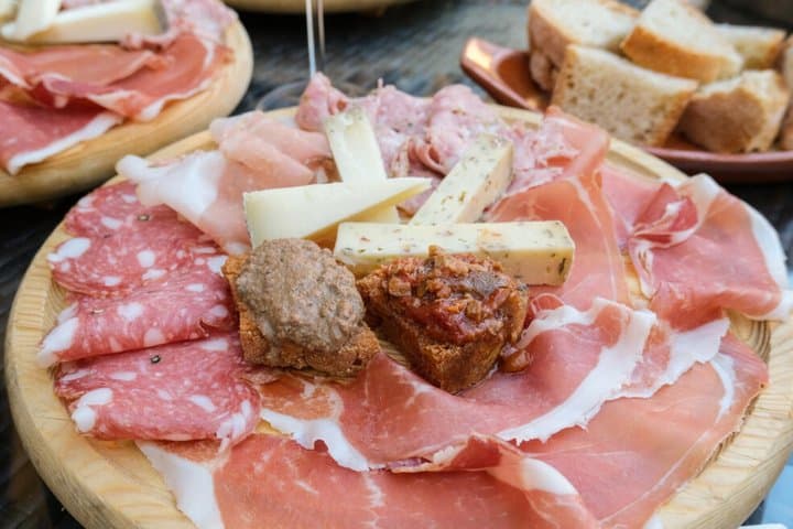 Abendtour durch Mailand mit Aperitivo, Straßenbahnfahrt und Dessert — Foto 3