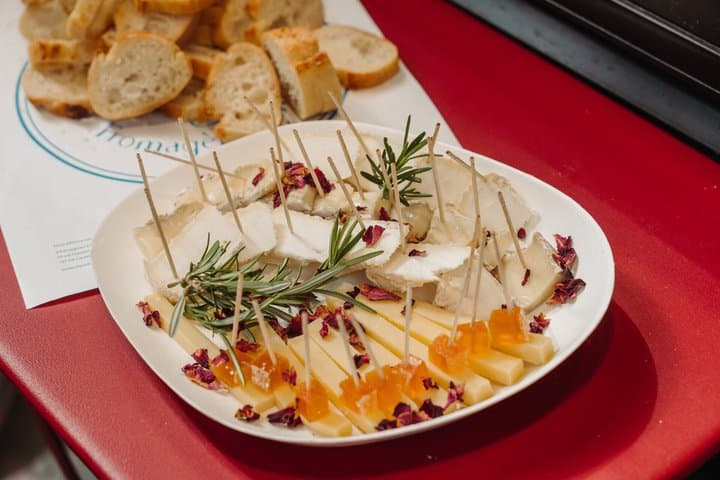 Paris Montmartre Food Tour: Lokale Wein-, Käse- und Bäckerei-Verkostungen — Foto 5
