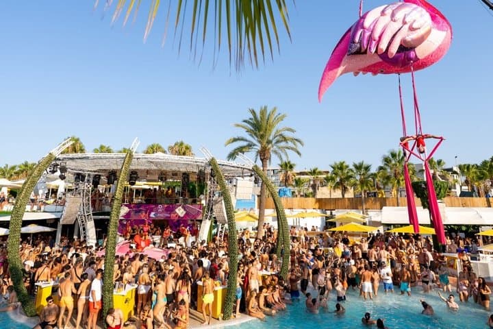 Fête en bateau au coucher de soleil à Ibiza avec entrée en discothèque — photo 3