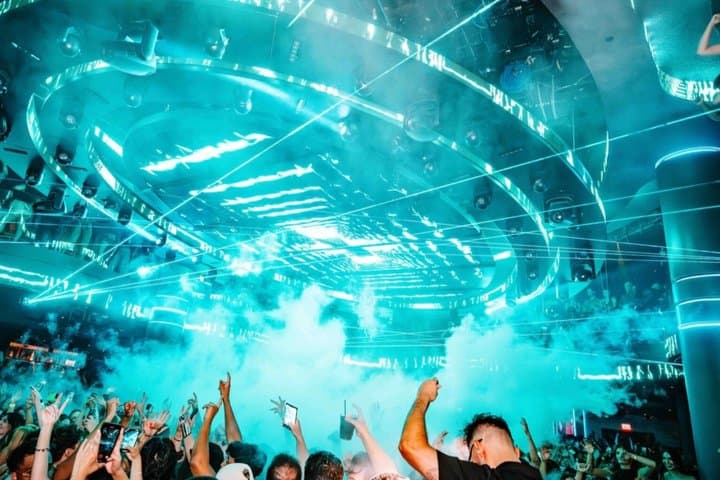Fête en bateau au coucher de soleil à Ibiza avec entrée en discothèque — photo 4