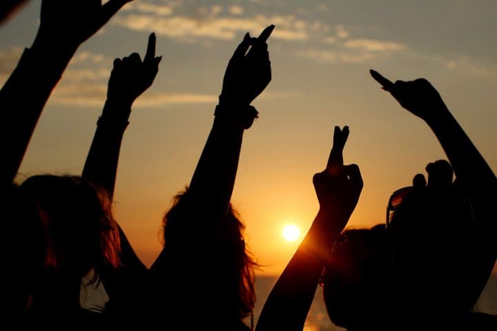 Fête en bateau au coucher de soleil à Ibiza avec entrée en discothèque