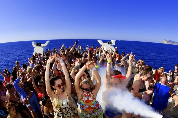 Fête en bateau au coucher de soleil à Ibiza avec entrée en discothèque — photo 2