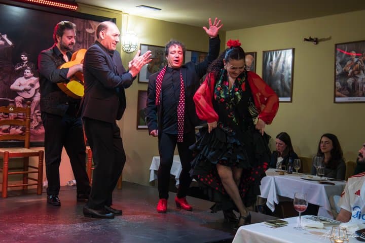 Spectacle de Flamenco avec Dîner et Boissons à Séville — photo 5