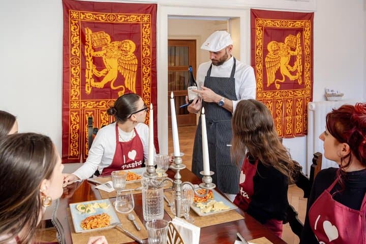 Venedig: Praktischer Pasta- & Gelato-Kurs mit Wein bei San Marco
