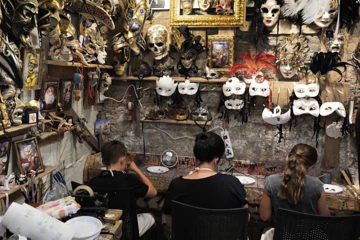 Venetian Carnival Mask Making Class in Venice, Italy — photo 2