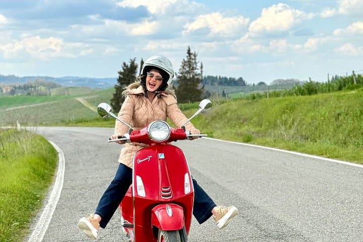 Toskana Vespa & Wein Tour, Mittagessen, mittelalterliche Dörfer, Weinverkostung — Foto 2