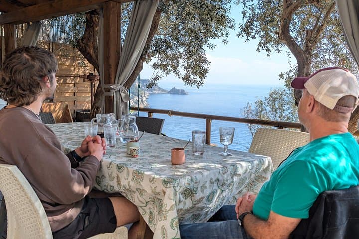Cucina Autentica con i Locali: Pasti, Vino e Vista Panoramica