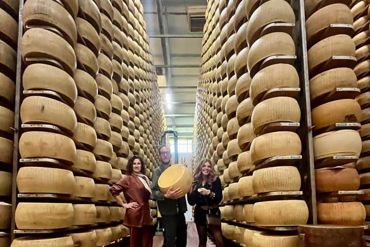 Tour Privado de un Día Desde Bolonia: Balsámico, Parmigiano, Ferrari