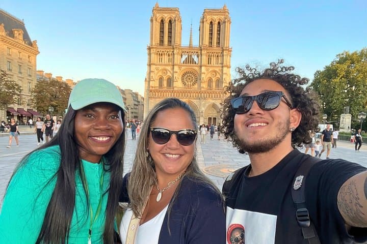 Visite intérieure de Notre-Dame avec options de cryptes, macarons ou déjeuner — photo 1
