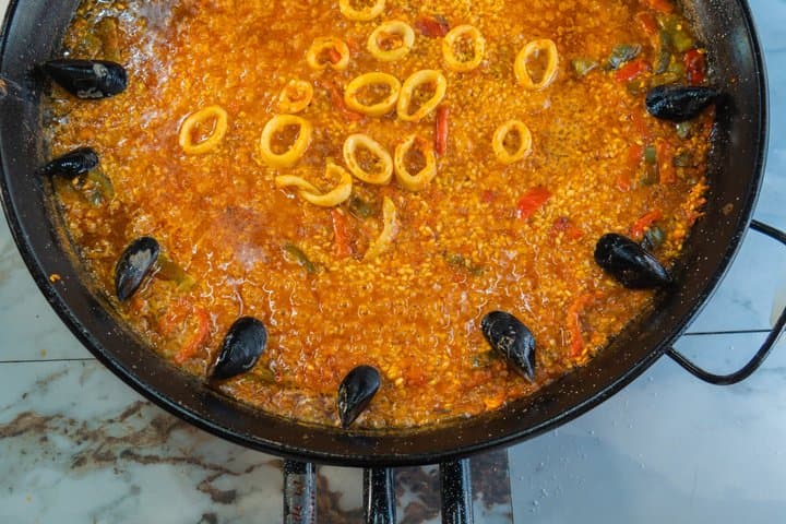 Paella-Kurs mit unbegrenztem Wein in Madrid — Foto 2