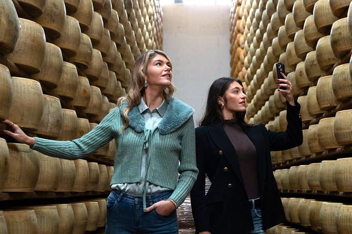 Parmesan- und Schinkenfabrikbesichtigung mit Verkostung in Parma — Foto 3