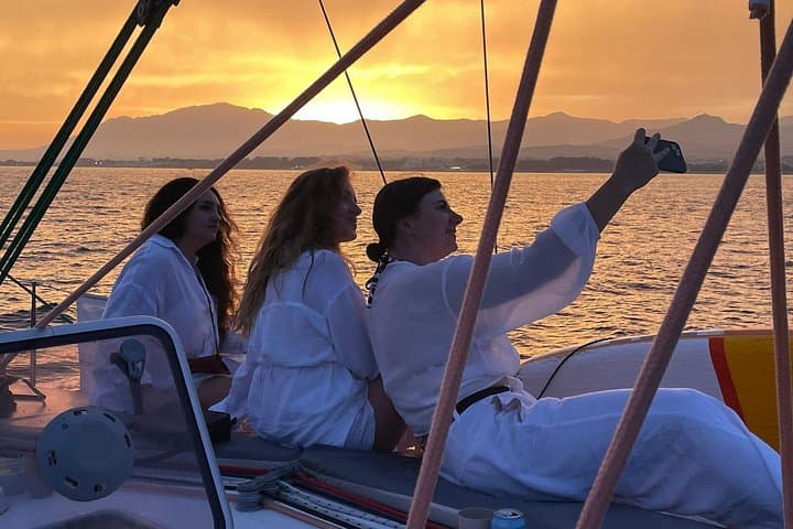 Navigazione al tramonto lungo la costa di Marbella da Puerto Banus