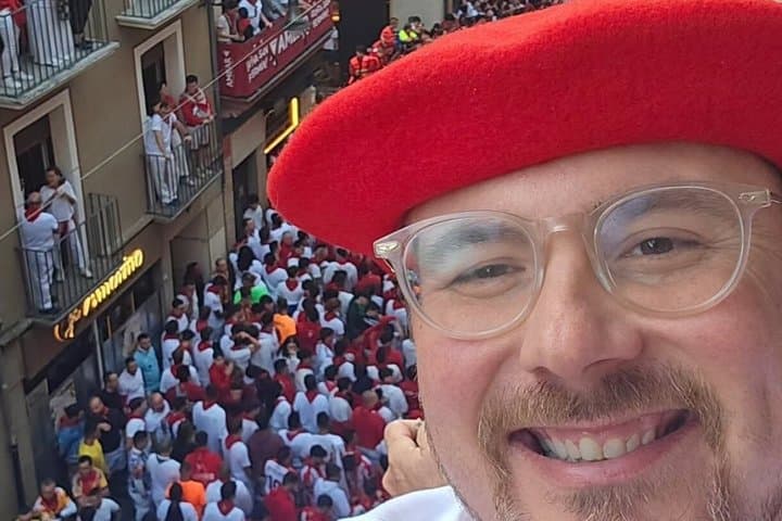 VIP San Fermin: Balcone Privato & Trasferimento di Lusso da San Sebastian