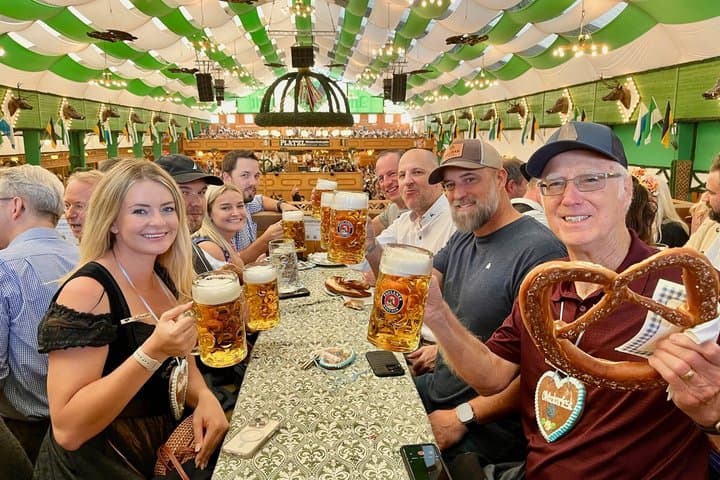 Oktoberfest München Tour mit Tischreservierung, Essen & Getränken