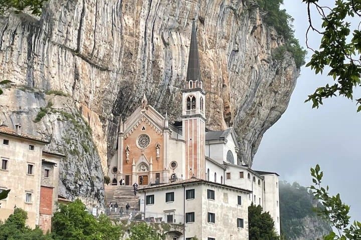 Tagesausflug zum Schrein Madonna della Corona von Verona — Foto 2