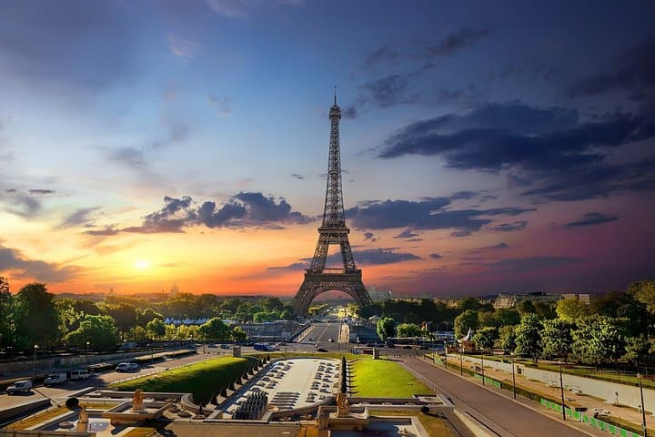 Accesso alla Torre Eiffel fino alla Sommità tramite Scale ed Ascensore