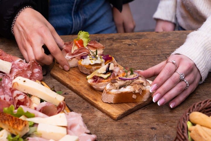Verona Gourmet Food Tour mit Abendessen, Wein und Gelato