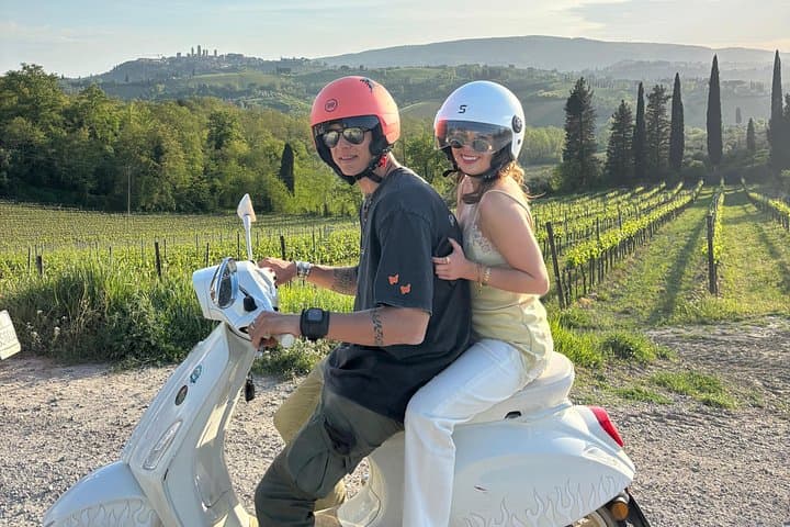 Toskana Vespa & Wein Tour, Mittagessen, mittelalterliche Dörfer, Weinverkostung — Foto 3