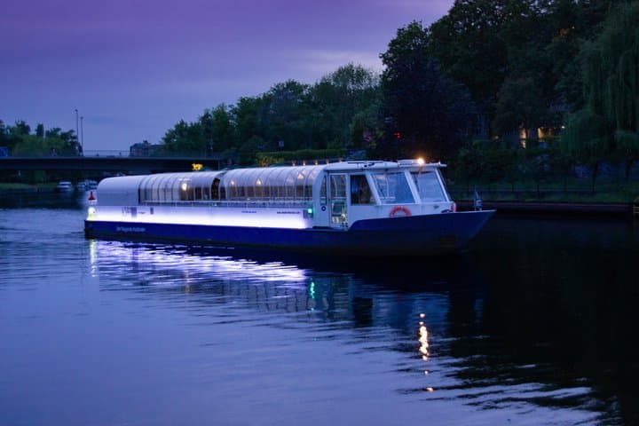 Berlin Hauptstadt 4-Gänge Sonnenuntergangs-Dinner-Kreuzfahrt inklusive Getränke — Foto 5