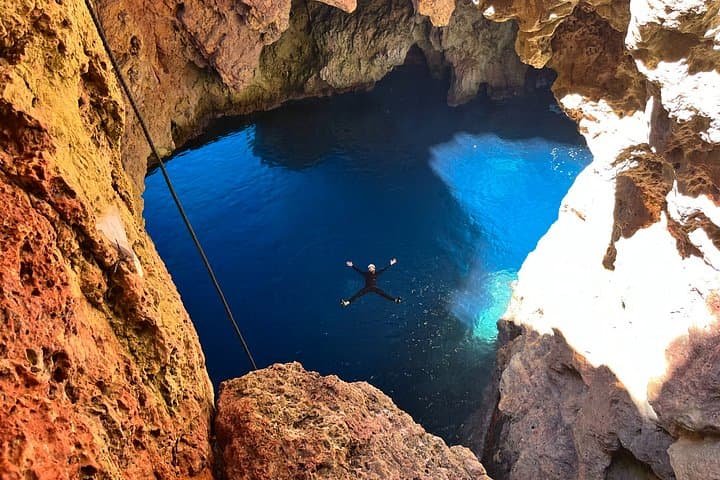 Excursion côtière à la Grotte de la Lumière avec baignade à Ibiza
